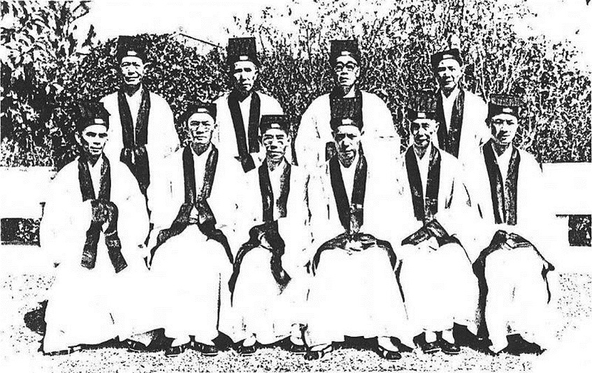 經師誦經後合影,1950年代攝。前排左二起:梁德華、周道之、侯寶垣、史仲山、黃大漢;後排右二為梁福榮。餘者未詳。