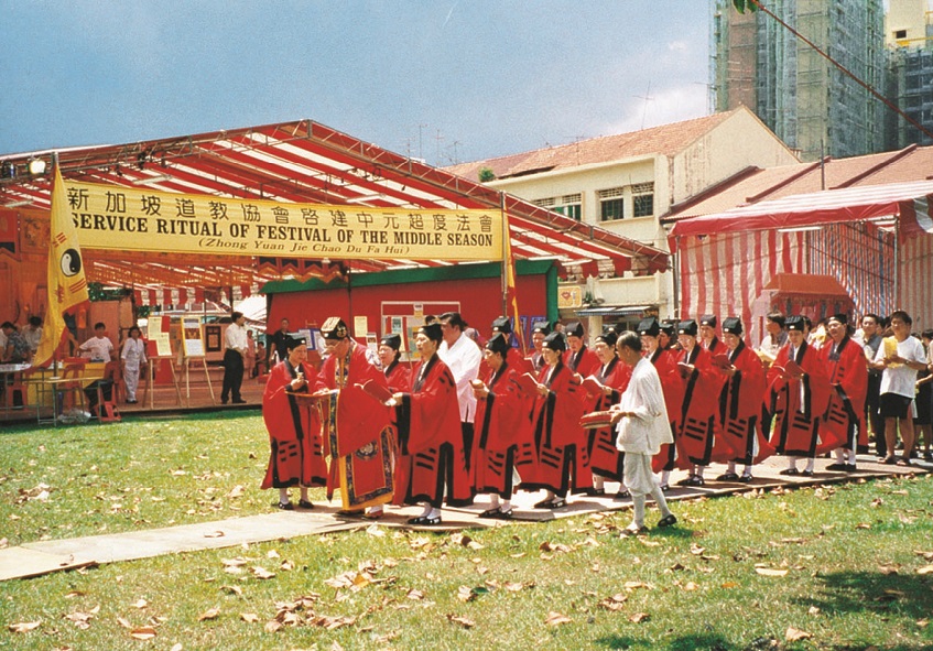 蓬瀛仙館經懺團應新加坡道教協會邀請協助啟建中元法會,2002年攝。