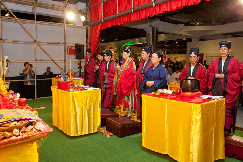 蓬瀛仙館經懺團於台北香港周展覽演示《清微禮斗科》,2014年攝。